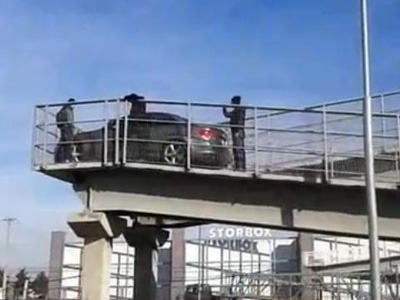 Γυναίκα ανέβηκε σε πεζογέφυρα με το αυτοκίνητο!